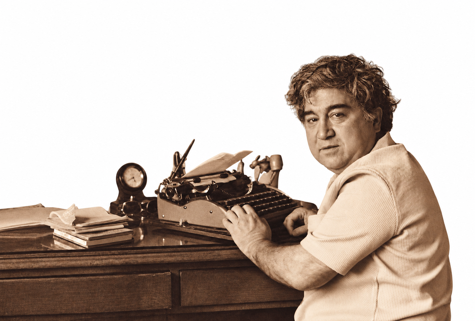 Aziz Nesin, çalışma masasında daktilosunun başında.